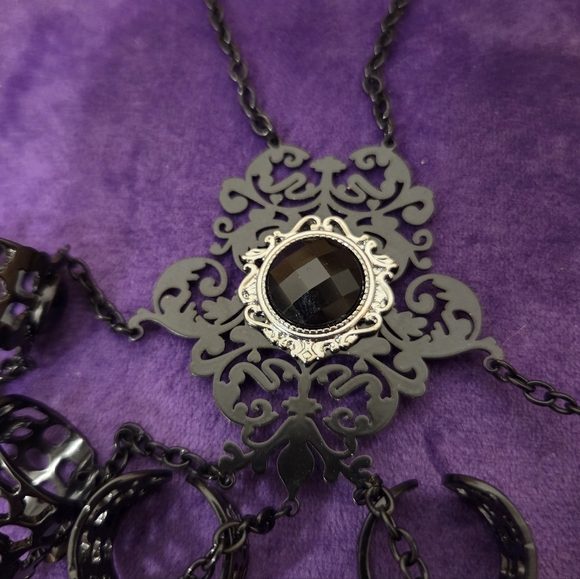 🖤 Gothic Hand Jewelry - Picture 2 of 6